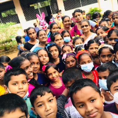 සිනහ දකින අපේ ලොවක්